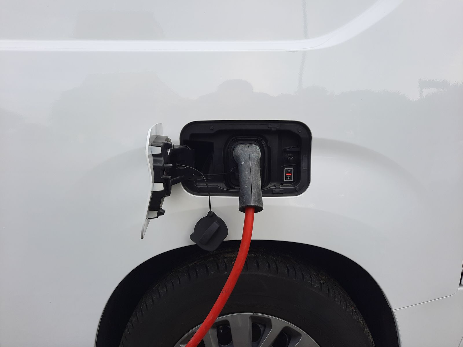 Hybride auto leasen: soorten, kosten en de beste keuze in 2026