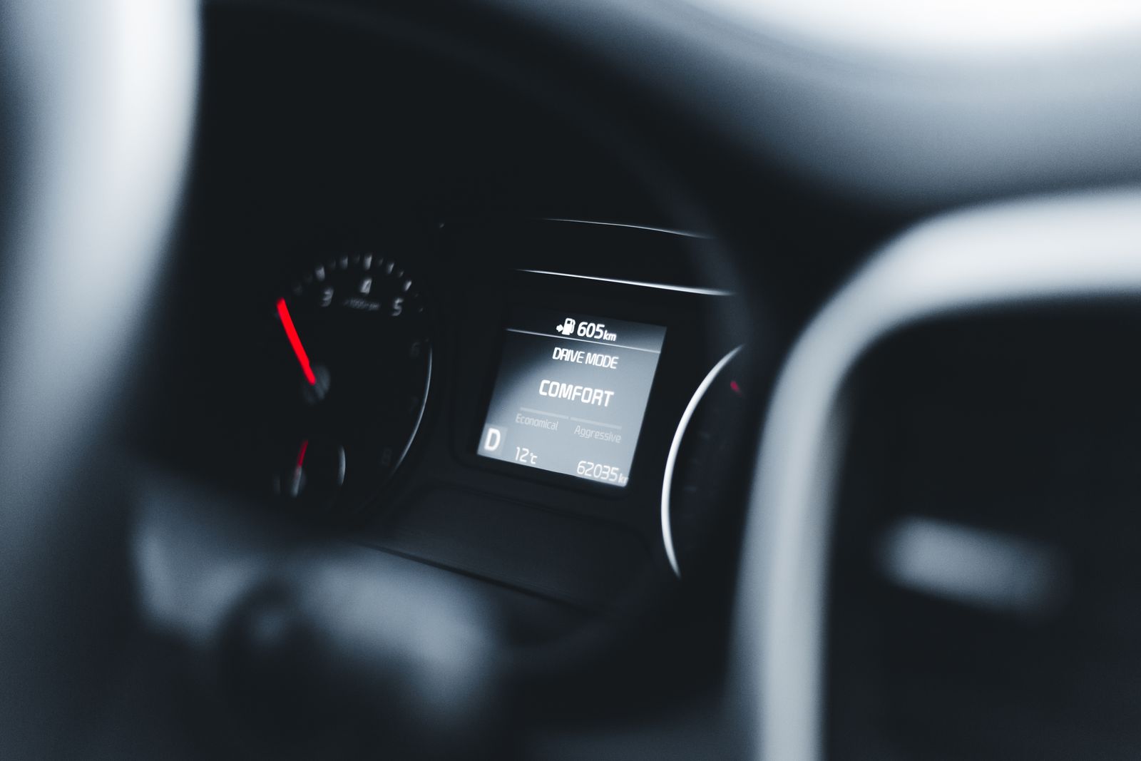 Boordcomputer van een hybride auto met rijmodus en actieradius, een hybride combineert een benzinemotor met een elektromotor