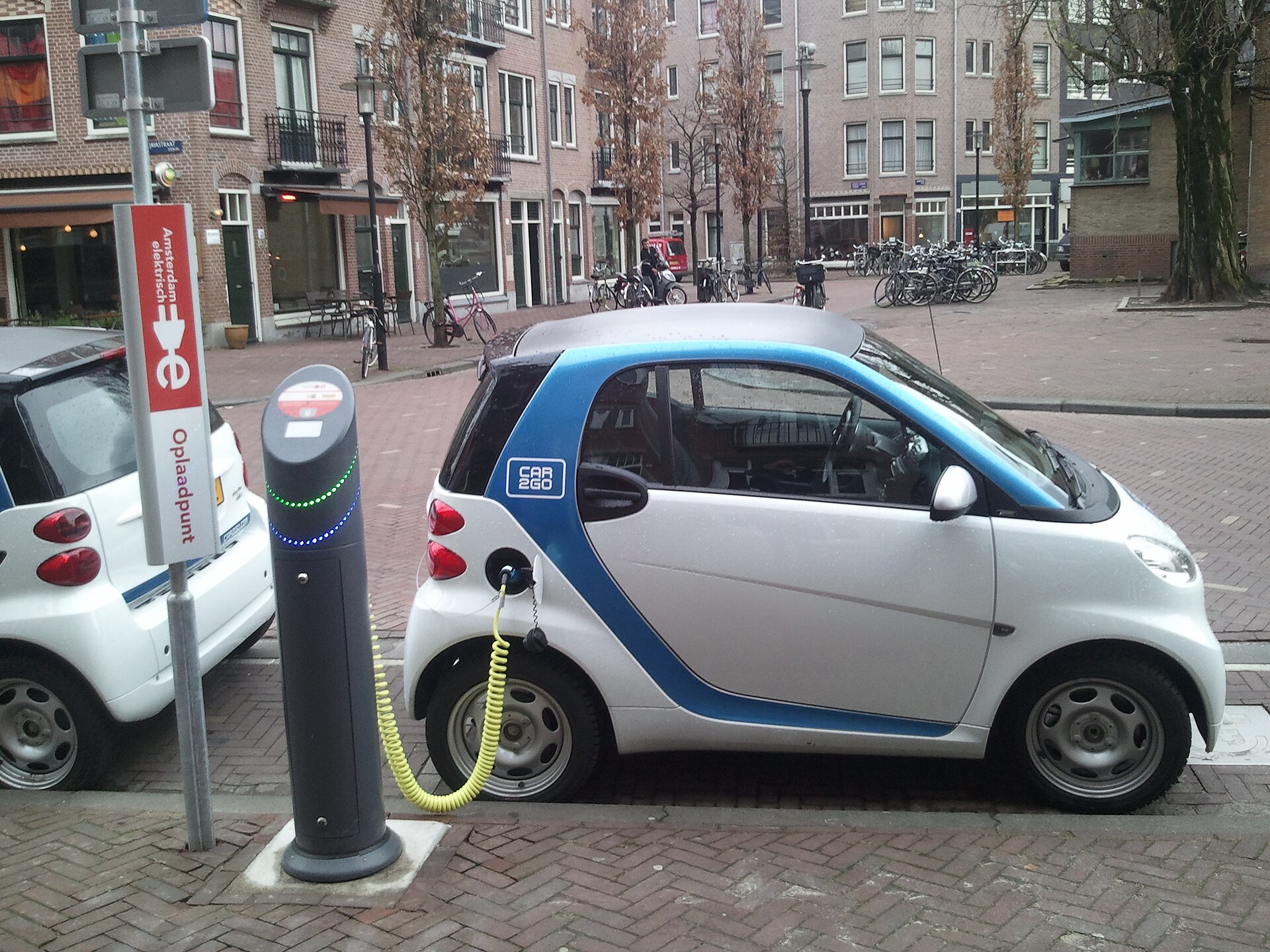 Elektrische auto aan een openbare laadpaal in Amsterdam