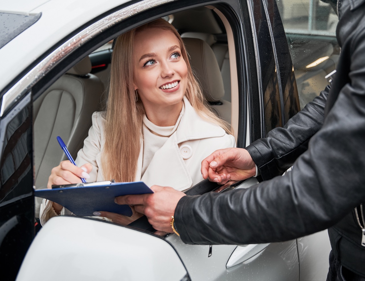 Wat is het verschil tussen een auto leasen, huren, kopen of delen?