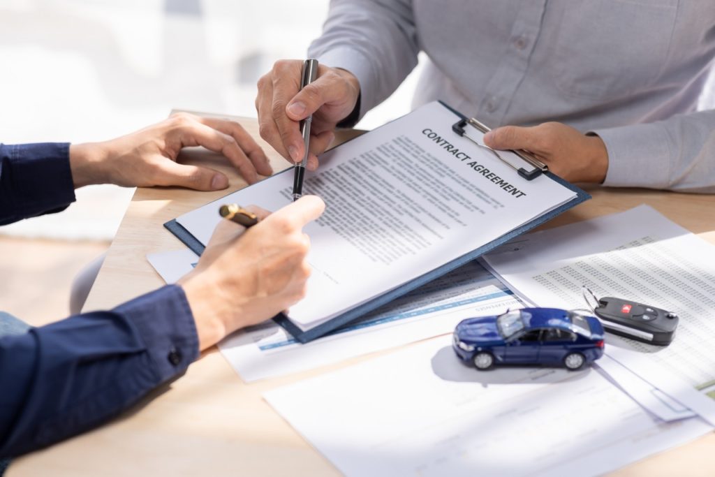 Leasecontract met rekenmachine en autosleutels voor privélease kosten 2025